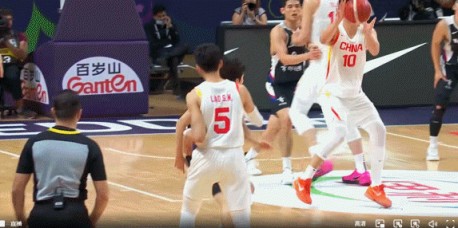 全靠你啦！王俊杰破联防中投稳稳命中再止血！个人砍下21分！