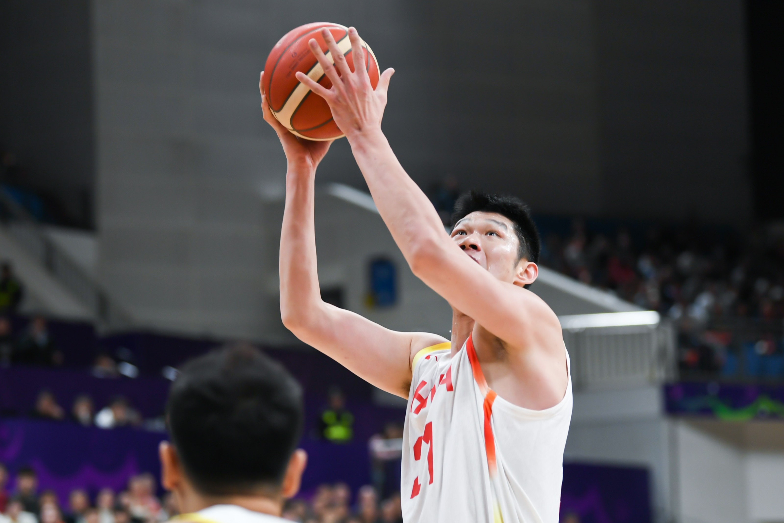 媒体人：但凡中国内线再有点厚度 就算裁判这么个吹法 也能赢20+